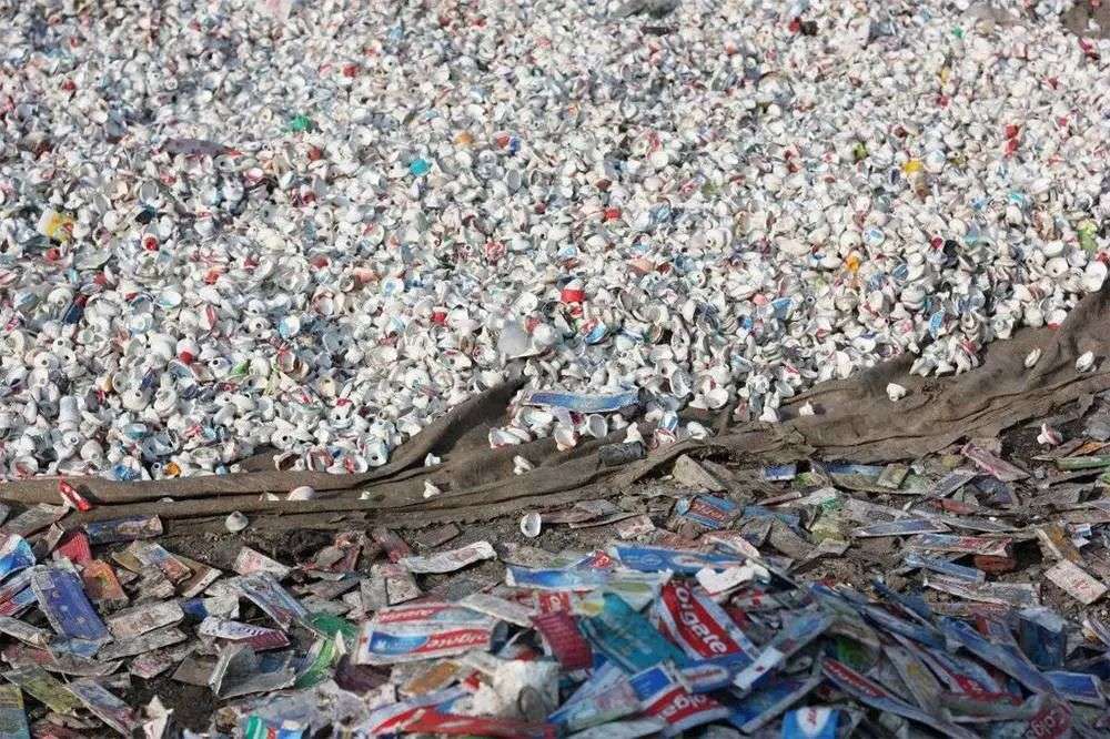 再也不用「擠牙膏」，高露潔換上的「潤滑劑」包裝，讓牙膏從此一滴不剩