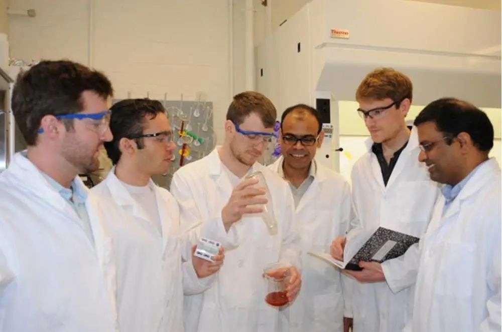 再也不用「擠牙膏」，高露潔換上的「潤滑劑」包裝，讓牙膏從此一滴不剩